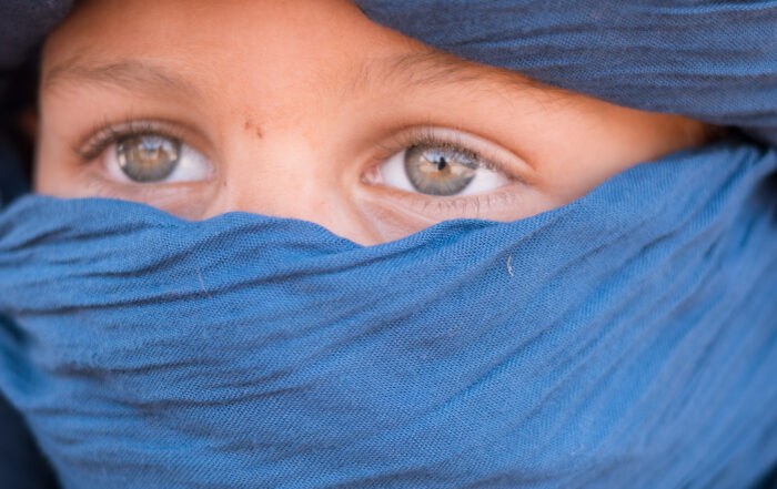 Photo d'un enfant (Nayan) qui porte le foulard Touareg traditionnel