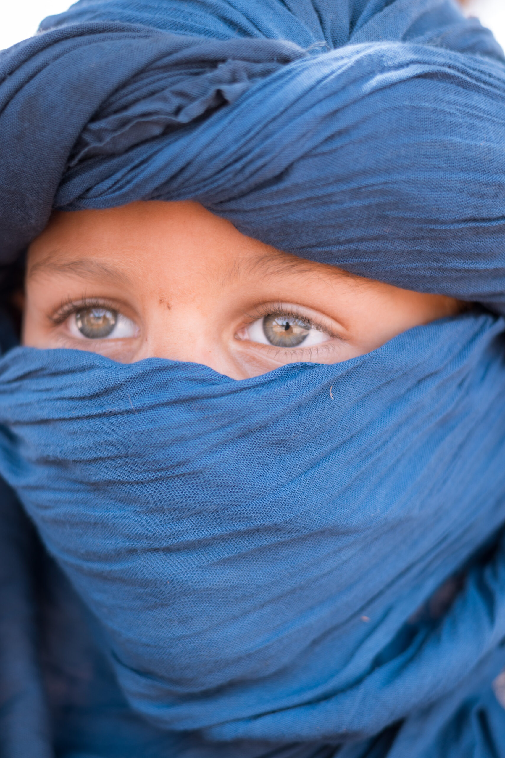 Photo d'un enfant (Nayan) qui porte le foulard Touareg traditionnel